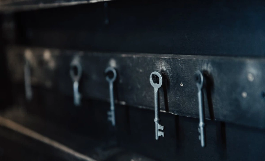 Can you store money in a safe deposit box?