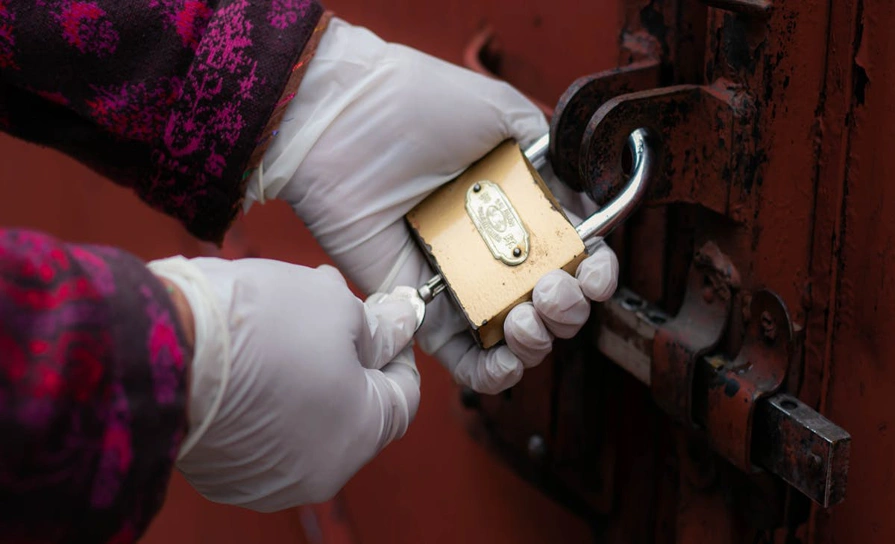 How do you resin a door lock?